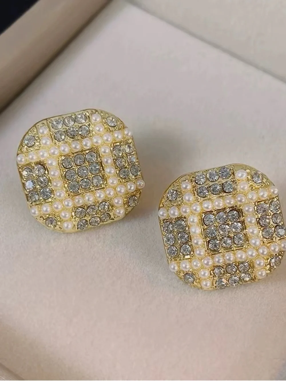 *** High Quality Gold Crystal Pavé Round Stud Earrings - Elegant Women's Jewelry